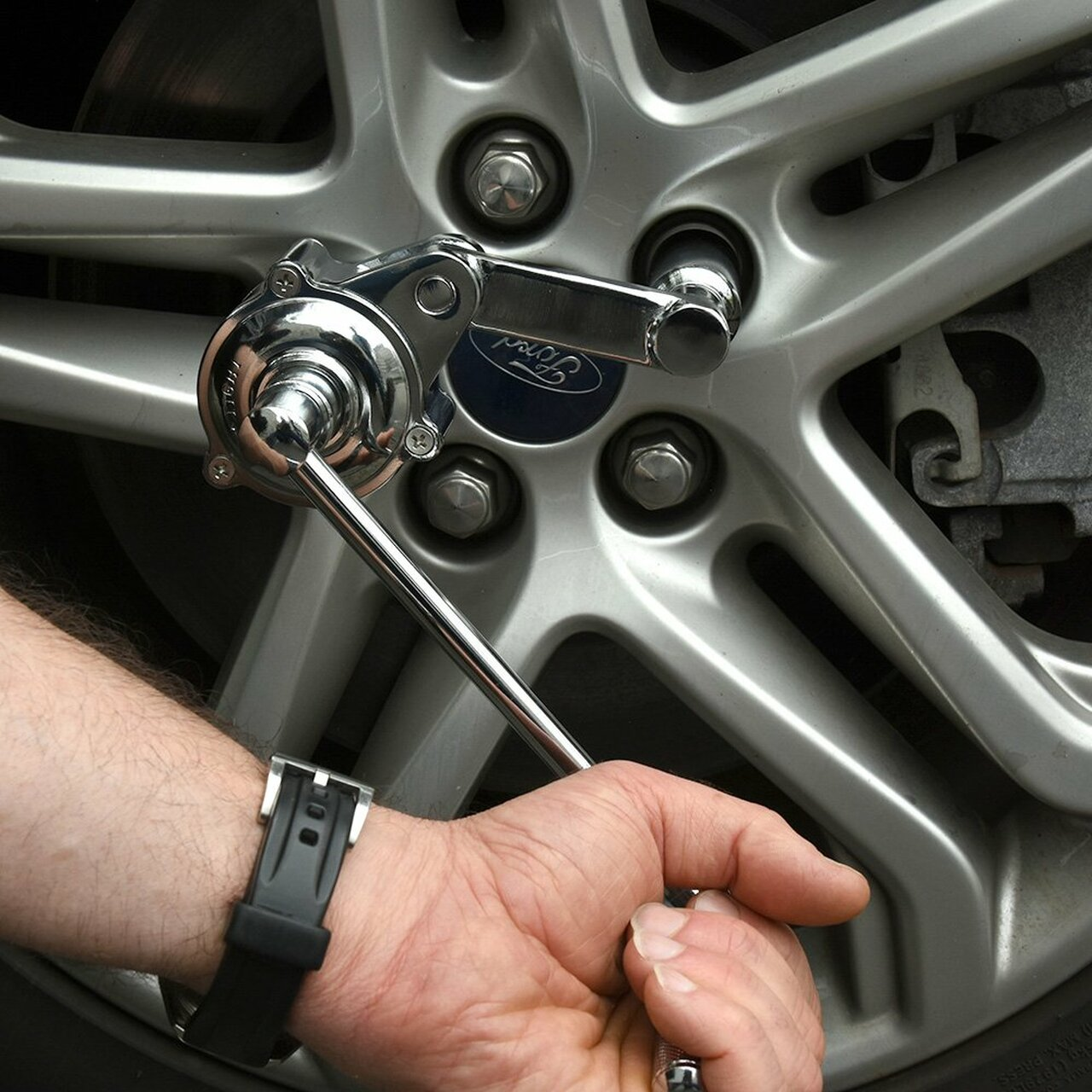 Tightening wheel nuts